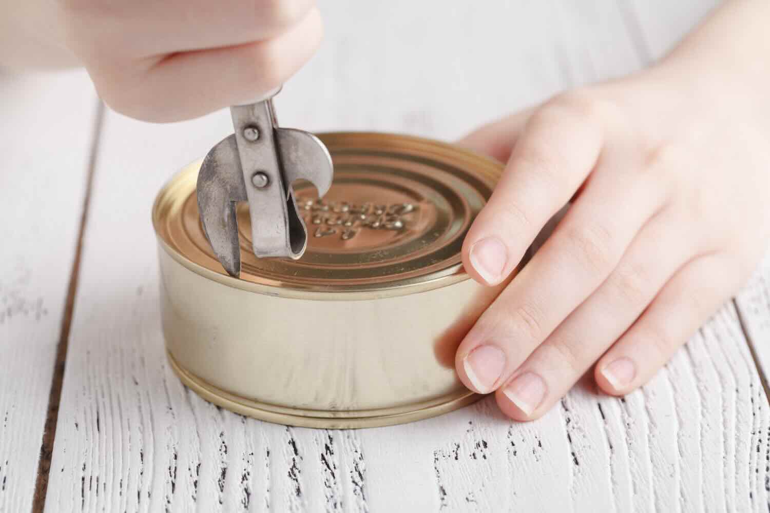© Ouvrir une boîte de conserve avec une cuillère
