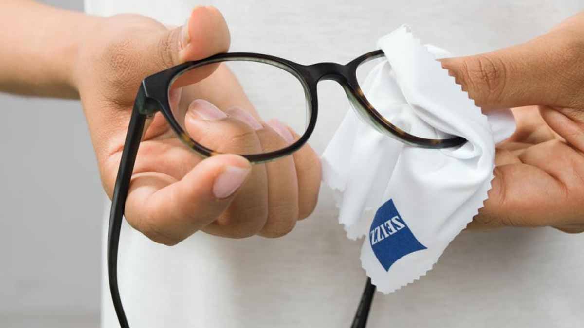 Cette astuce magique pour nettoyer vos lunettes sans chiffon ni liquide, selon un opticien
