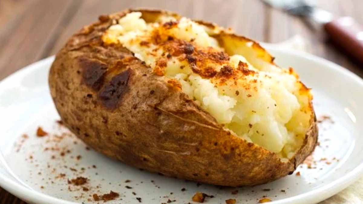 Ni four ni cuisinière  l’astuce magique des chefs pour cuire une pomme de terre au four en moins de 10 mn