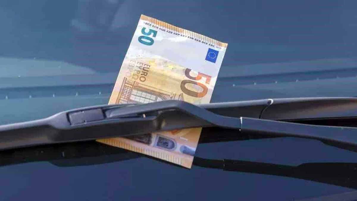 Automobilistes : si vous découvrez 50 € sur votre pare-brise, ne l’enlevez surtout pas, voici pourquoi