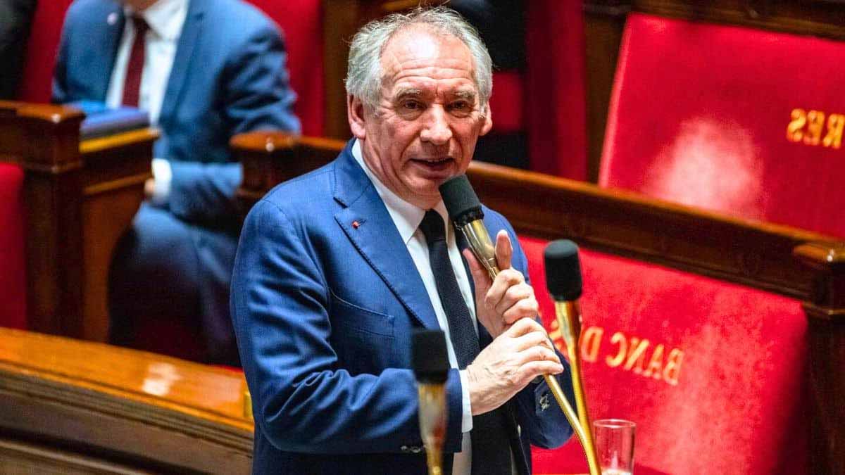 François Bayrou s’attaque à votre épargne : assurance vie et livrets bientôt taxés dès 2025