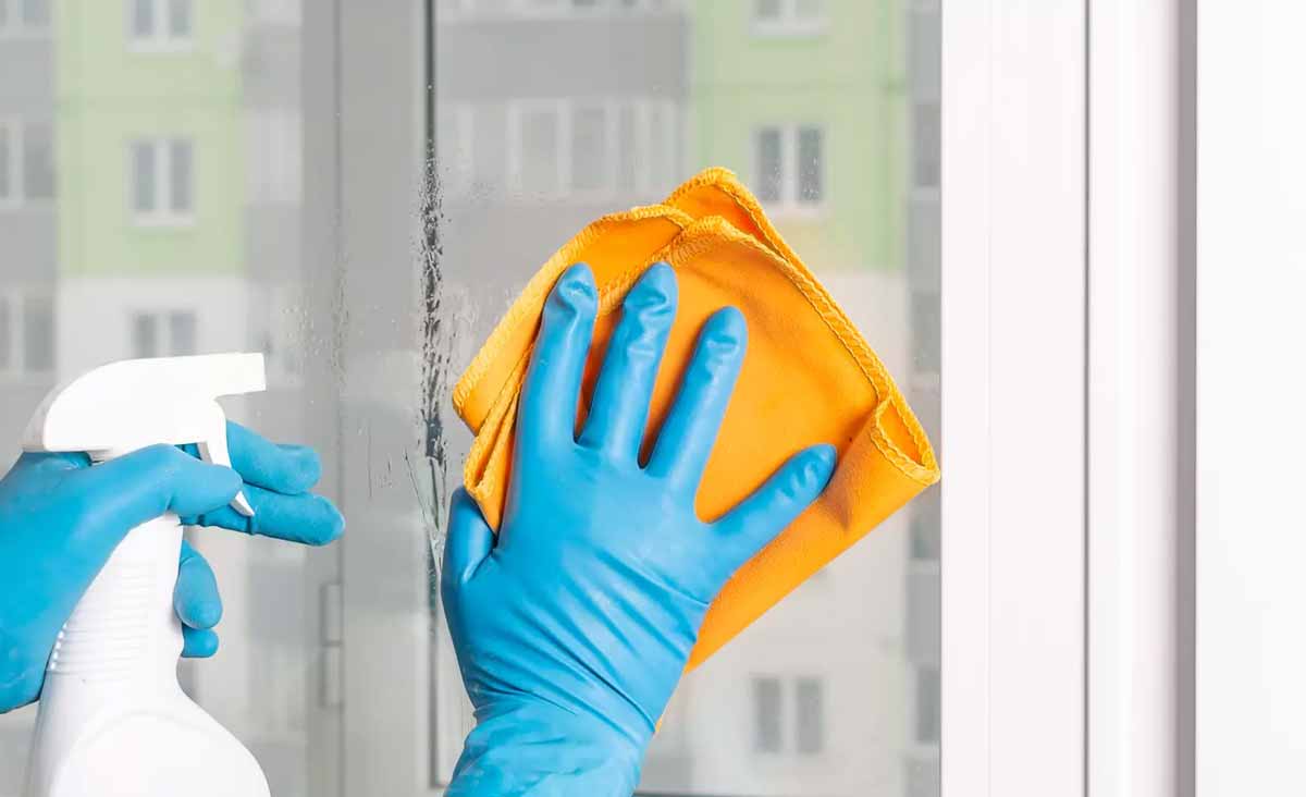 Adieu le nettoyant pour vitres  l’astuce miraculeuse pour nettoyer les fenêtres sans traces et sans effort