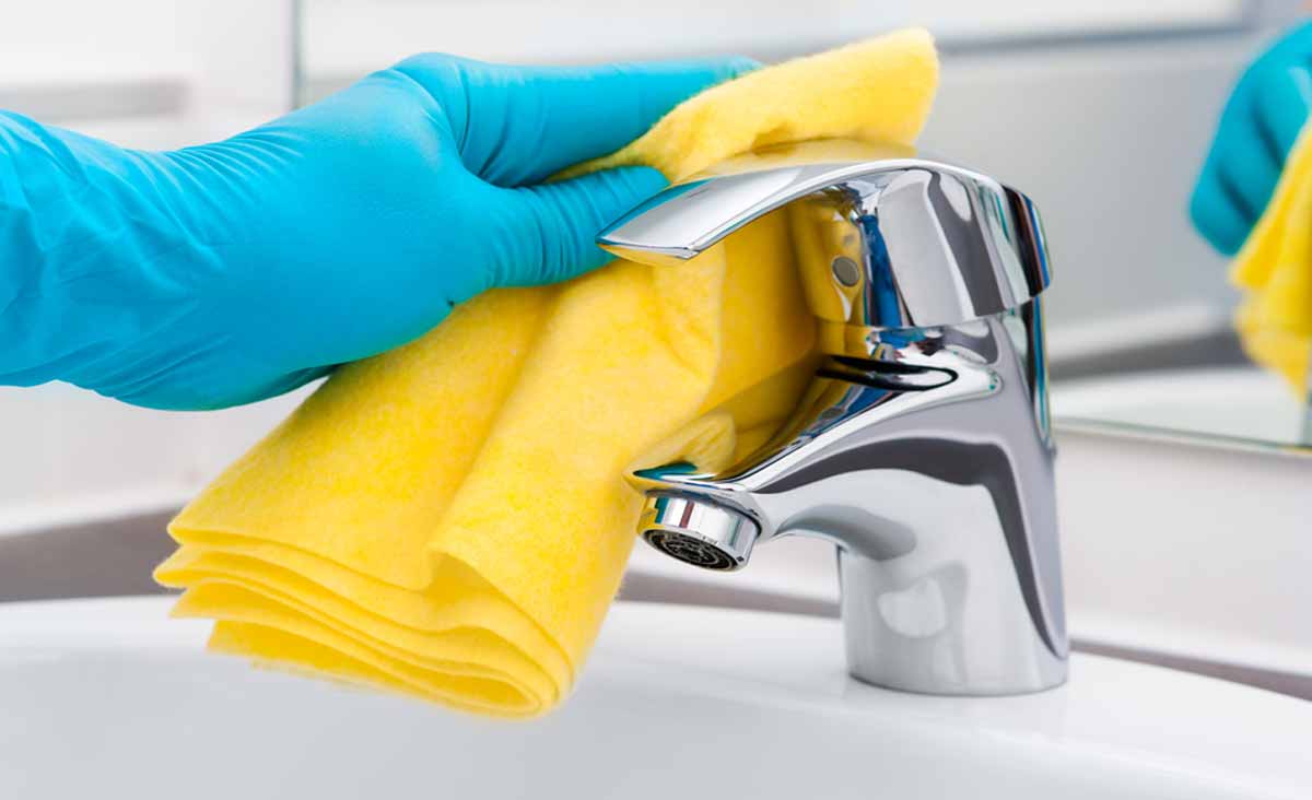 Adieu les robinets entartrés  cette astuce méconnue avec du papier sulfurisé les rendra étincelants