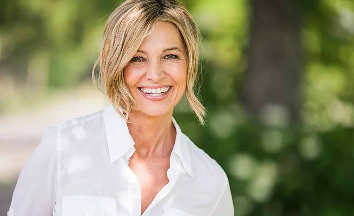 Cette astuce de coiffeuse pour trouver la couleur de cheveux idéale après 50 ans