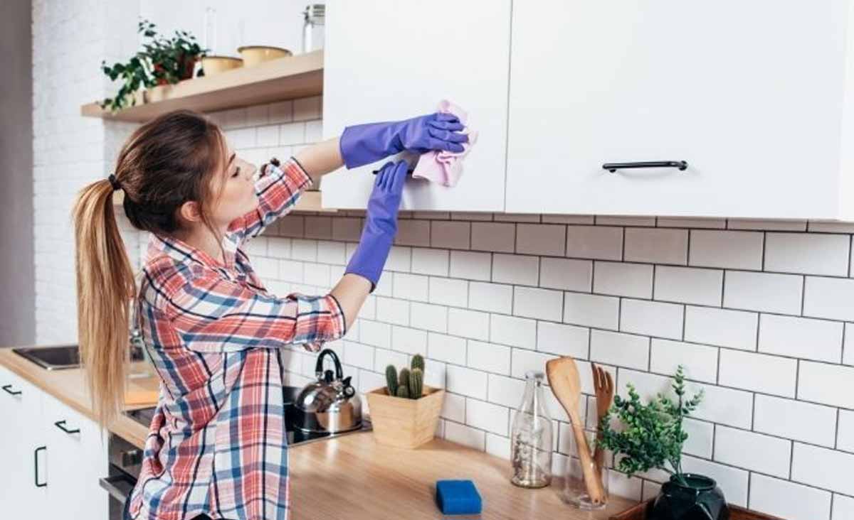 L’astuce magique pour nettoyer la graisse des meubles de cuisine sans effort
