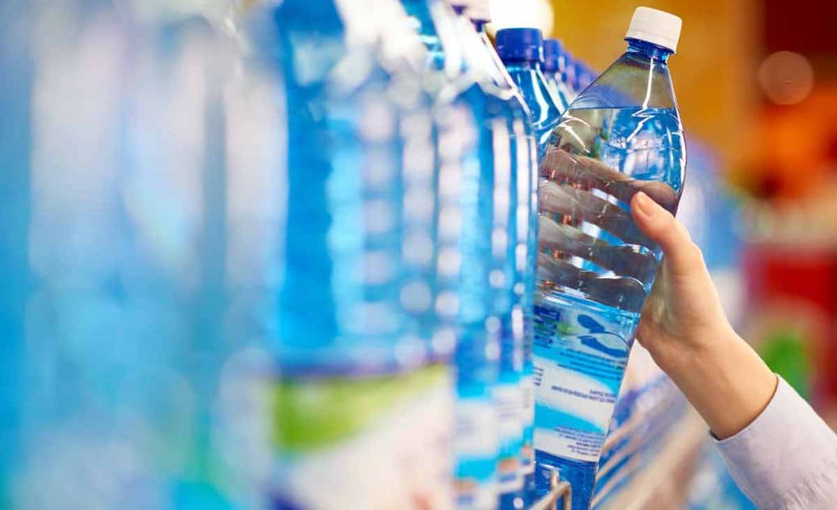 Les scientifiques alertent les personnes qui boivent l’eau en bouteille : elles doivent stopper, voici pourquoi