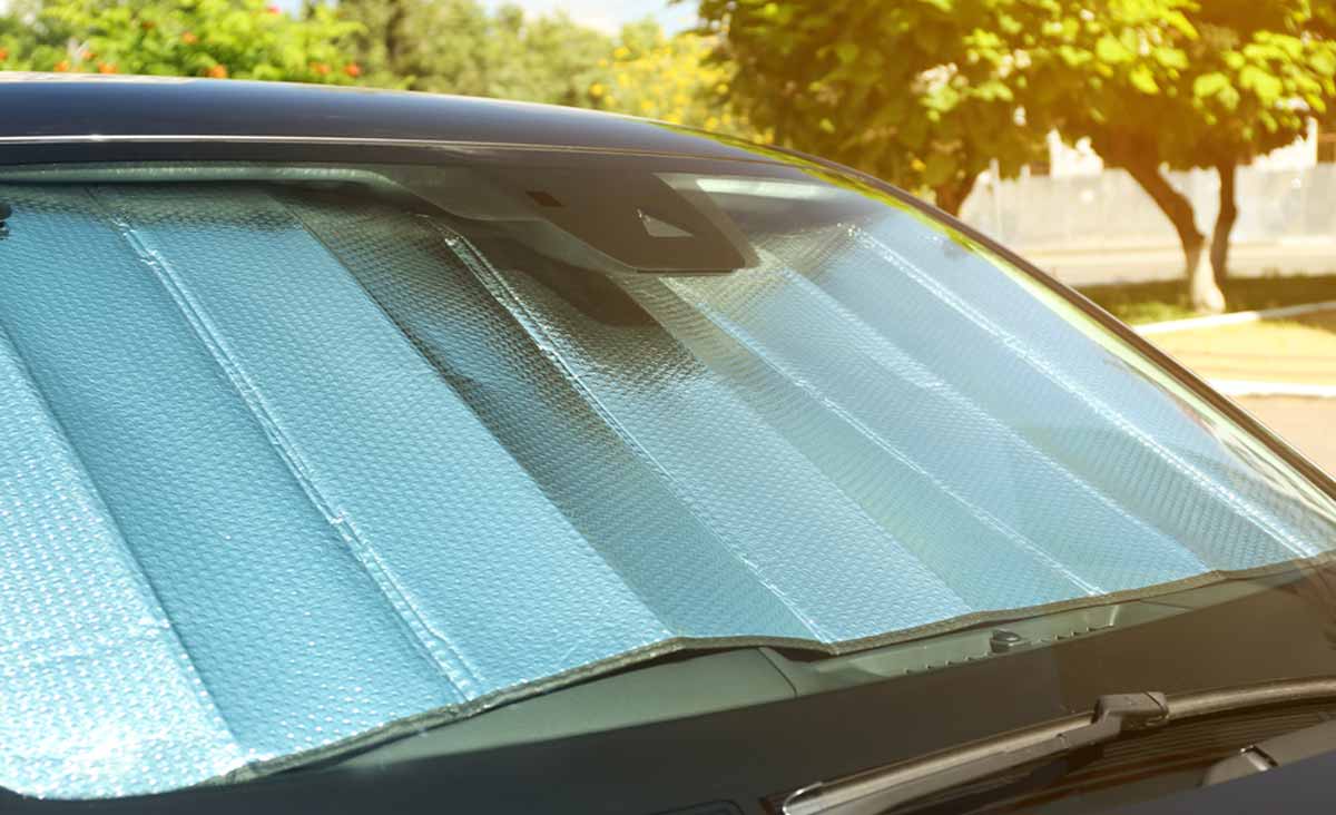 Il installe un pare-soleil à ventouses et échoue au contrôle technique pour « risque de visibilité dangereuse »