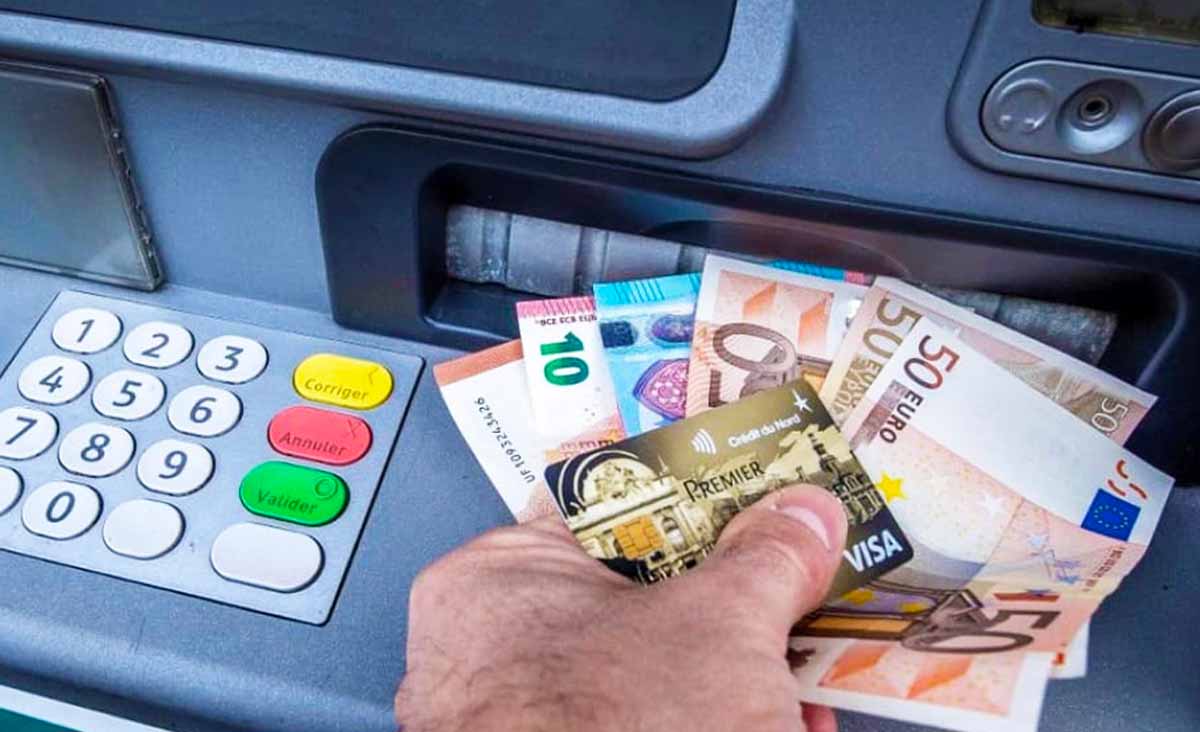 Ne retirez jamais d’argent si vous remarquez ce détail sur le distributeur de billets