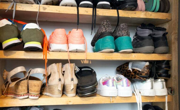 L’astuce magique qui élimine instantanément les mauvaises odeurs d’un meuble à chaussures