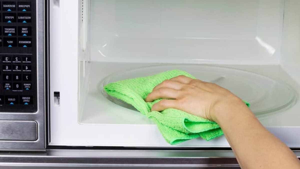 Ni bicarbonate ni vinaigre : l’astuce magique pour nettoyer votre micro-ondes en quelques minutes