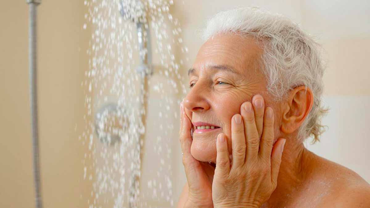 Ce nombre idéal de douches qu’il faut prendre par semaine après 65 ans pour votre santé et hygiènefréquence douche seniors