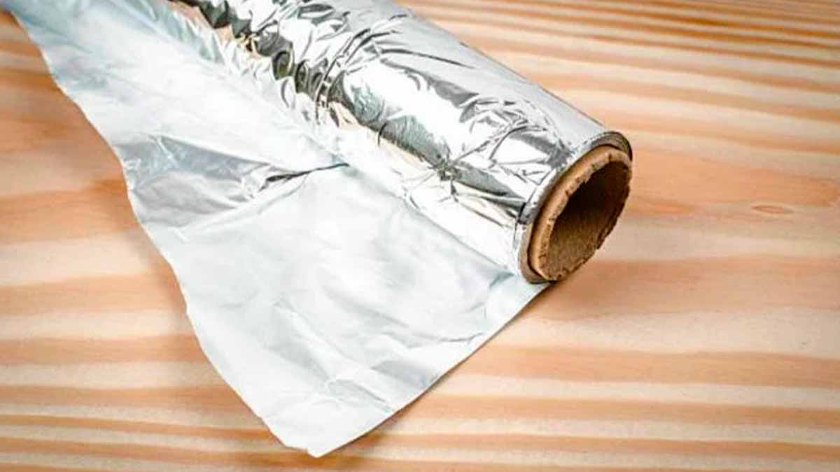 Du papier aluminium dans le congélateur