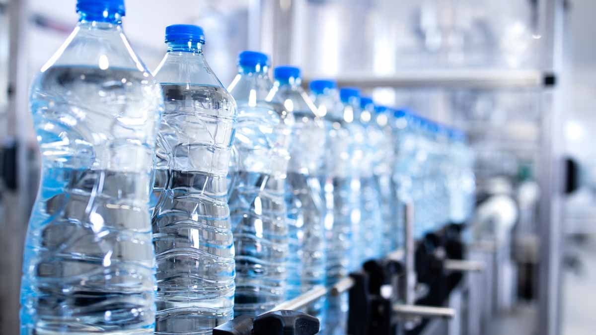 bouteille d’eau sans microplastiques