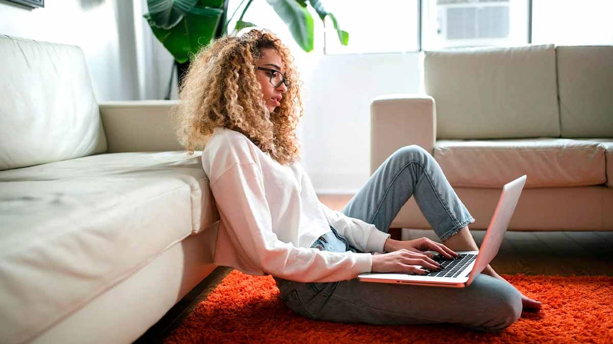 La psychologie révèle ce que cela signifie si vous préférez rester chez vous plutôt que de sortir avec vos amis